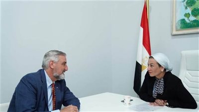 وزيرة البيئة تبحث مع حاكم ولاية إنديانا الأمريكية سبل التعاون المشترك