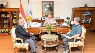 محافظ يلتقي مسؤولي هيئة الطرق لبحث الموقف التنفيذي لعدد من المشروعات بدائرة المحافظة