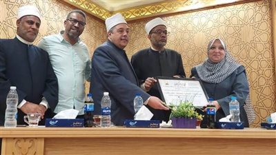 وكيل الأزهر يكرَّم طروب رسلان مدير عام التعليم الخاص تقديرًا لعطائها الوطني