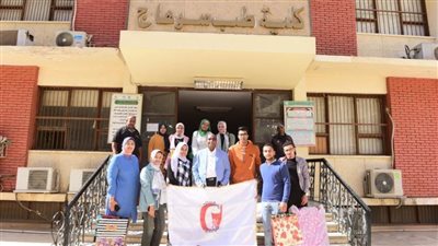 طلاب كلية طب سوهاج يدخلون البهجة والسرور على نزلاء دار المسنين بالمحافظة 