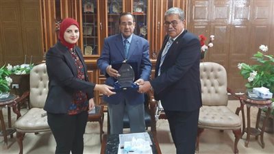 محافظ شمال سيناء يتسلم درع 