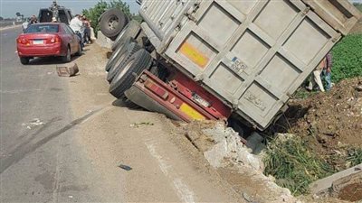 إصابة سائق نقل بعد اختراقه الحاجز الخرساني على طريق رافد جمصة