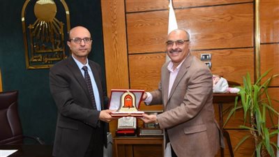 رئيس جامعة أسيوط يتسلم درعاً تذكارية مقدماً إهداءً من رئيس جامعة مؤتة الأردنية