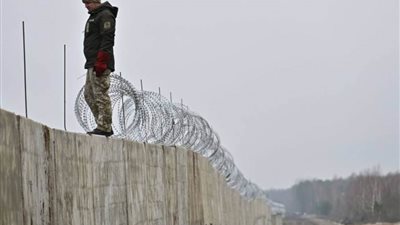 الرئاسة الأوكرانية تنشر صورا من السياج الخرساني الجاري تشييده على الحدود مع بيلاروسيا
