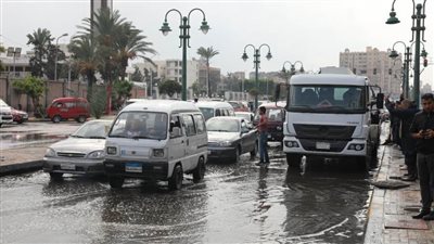 الأجهزة التنفيذية بالإسكندرية تتابع الانتهاء من رفع تجمعات الأمطار بشوارع العجمي