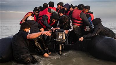 بريطانيا: عدد المهاجرين الذين عبروا قناة المانش يتجاوز 40 ألفا