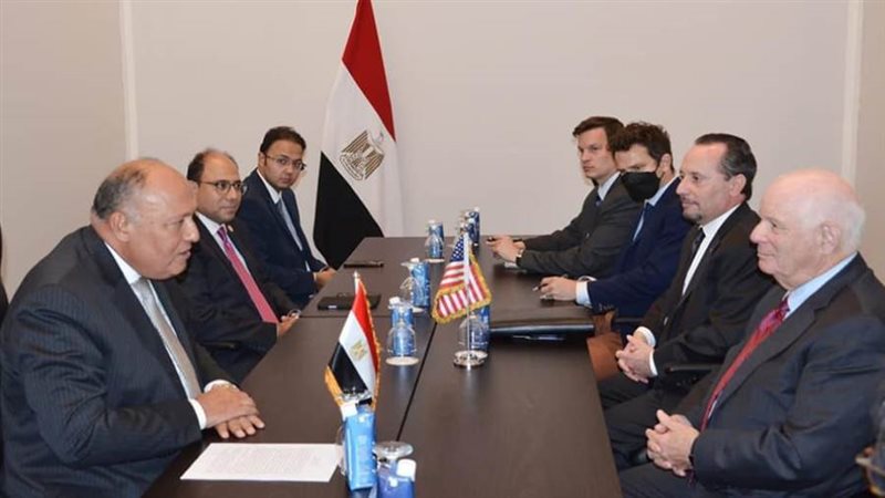 سامح شكري مع مجموعة