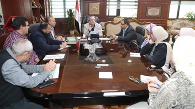  محافظ بني سويف يناقش مشروع مواقف أسفل محور عدلي منصور