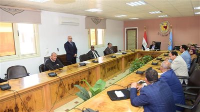 رئيس جامعة سوهاج يناقش آخر استعدادات الكليات للتقدم لمنح شهادة الأيزو