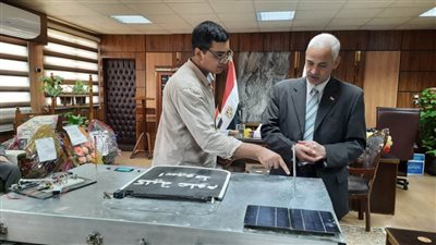  طالب بكلية العلوم بأسيوط يبتكر سلة نفايات ذكية تعمل أوتوماتيكيا بالطاقة الشمسية