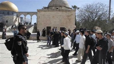 الاحتلال يعتقل 10 فلسطينيين في الضفة الغربية..ومُستوطنون يقتحمون الأقصى