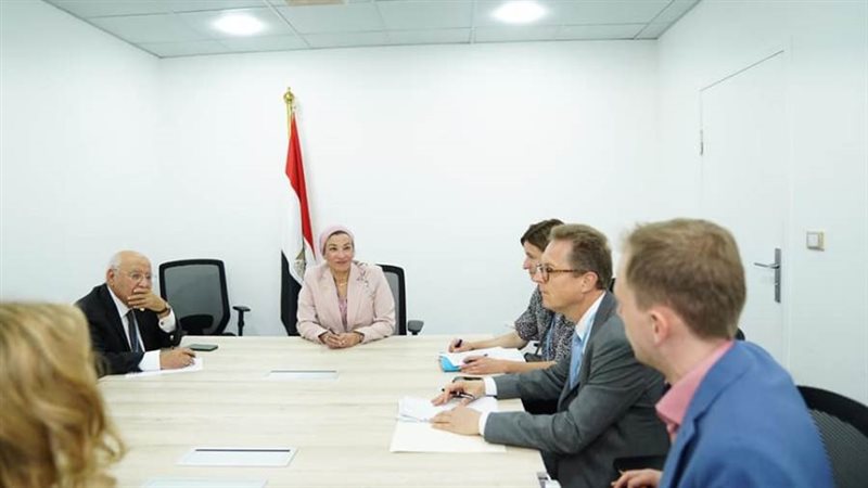 وزيرة البيئة تطلق