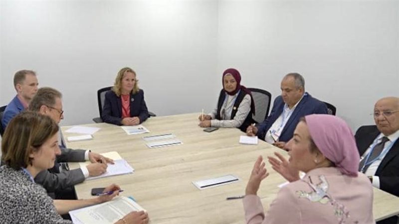 وزيرة البيئة تبحث