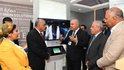 محافظ قنا يقدم شرحا تفصيليا عن مشروع الزراعة بدون تربة بمؤتمر المناخ