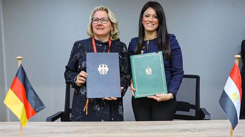 جانب من توقيع الاتفاقيات