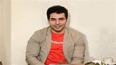 رحلة الإبداع مستمرة.. خضر حسن رسام الكاريكاتير بمؤسسة روزاليوسف يفوز بـ