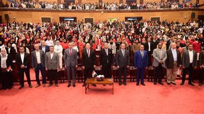 بالإعلام والهتافات.. طلاب من أجل مصر بجامعة سوهاج تبعث رسالة حب وتقدير للرئيس السيسي