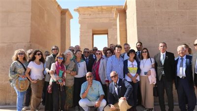 لتسويق السياحة العلاجية محافظ الوادي الجديد يستقبل وفدًا من الأطباء الأوروبيين والمصريين 