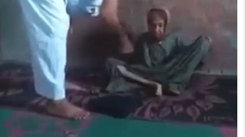 ابن يضرب والدته