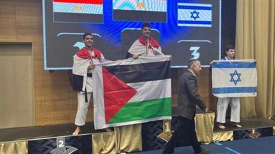  شاهد| بطلا مصر يرفعان علم فلسطين في مواجهة علم إسرائيل في سلوفينيا