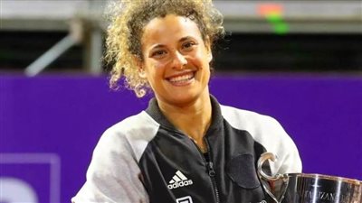 ميار شريف تصل القاهرة بعد إنجاز بطولة كولينا للتنس