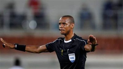 الزامبي جاني سيكازوي حكما لمباراة بلجيكا وكندا في كأس العالم