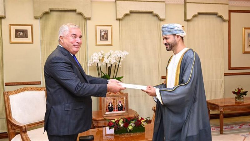 سلطان عمان يتلقى