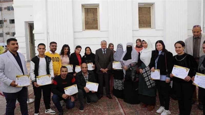 محافظ المنيا يسلم