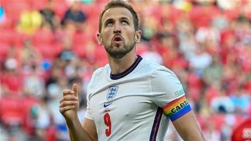 هاري كين يرتدي الشارة