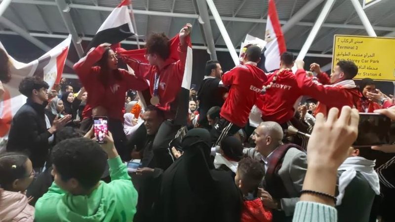 استقبال رسمي وجماهيري