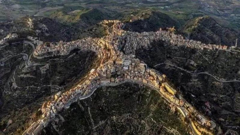 قرية تشنتوريبي الإيطالية