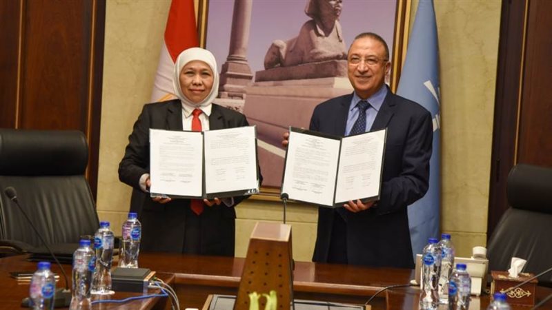 جانب من اللقاء وتوقيع