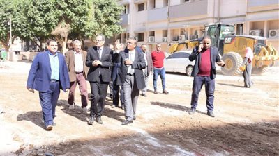 رئيس جامعة سوهاج يتابع أعمال الرصف داخل مقر المستشفى الجامعي