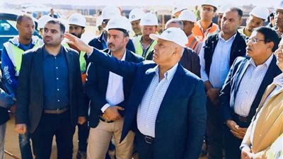 وزير النقل يتفقد العمل بالخط الثاني للقطار الكهربائي السريع