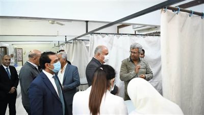 للاطمئنان على مستوى الخدمات الصحية.. محافظ قنا يفاجئ المستشفى العام  