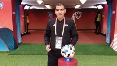المصري محمود أبو الرجال حكما مساعدا في مباراة قطر وهولندا بكأس العالم