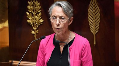 رئيسة وزراء فرنسا تزرع شجرة في حديقة قصر 