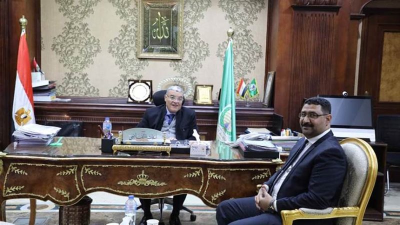 محافظ المنيا مع وكيل