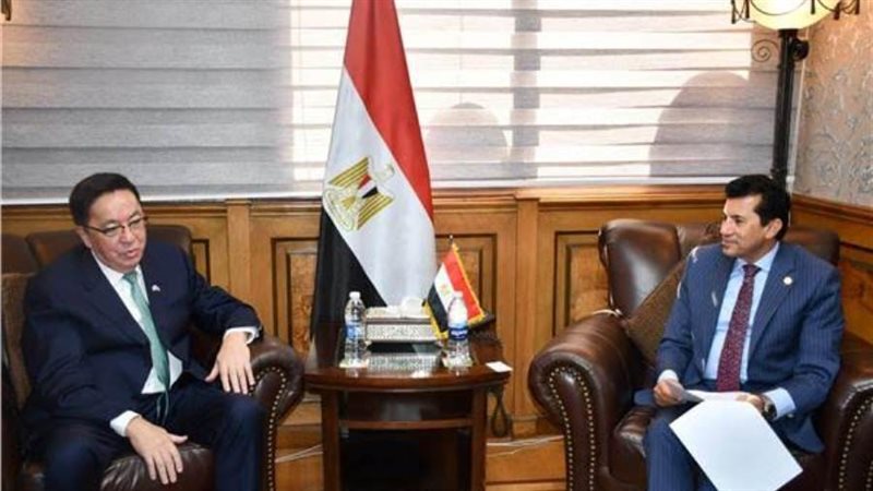 وزير الرياضة يبحث