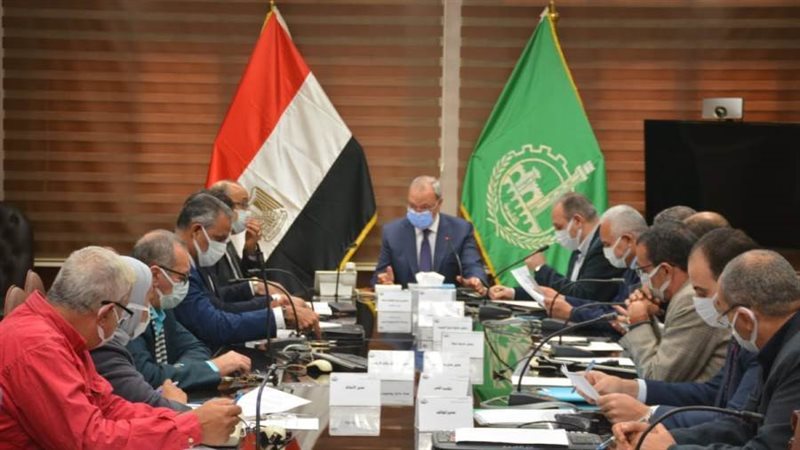 محافظ القليوبية يناقش