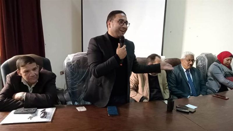 مركز الإعلام يعقد