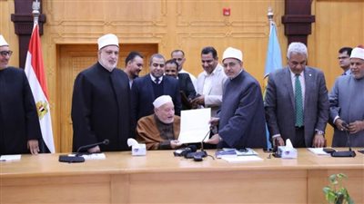 مجلس جامعة الأزهر يكرم الدكتور أحمد عمر هاشم حارس السنة النبوية