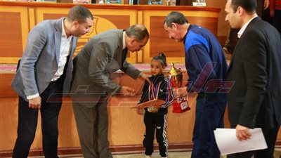 محافظ كفر الشيخ يكرم أصغر طفلة حاصلة على بطولة إفريقيا في لعبة الكونج غو