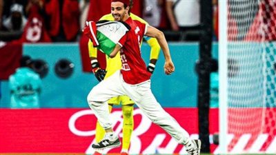 مشجع يقتحم مباراة تونس وفرنسا حاملًا علم فلسطين 