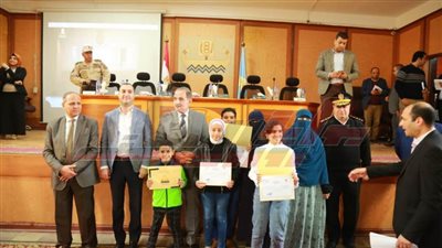 محافظ كفر الشيخ يكرم طلاب وطالبات التربية والتعليم  