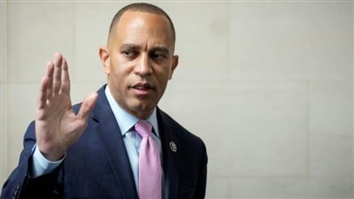 حكيم جيفريز زعيماً للحزب الديمقراطي الأمريكي خلفاً لنانسي بيلوسي