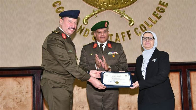 خلال تسليم درع الكلية