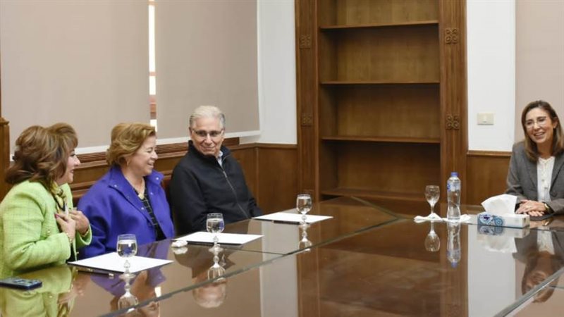 غادة شلبى تجتمع بالعاملين