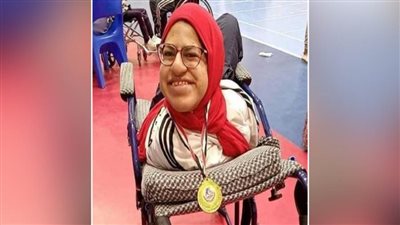 وزير الرياضة يهنئ طالبة من ذوي الهمم بعد فوزها بمسابقة الفنون التشكيلية 