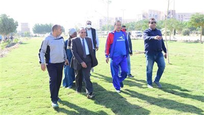 رئيس جامعة سوهاج يشارك الطلاب بأعمال التشجير والخدمة العامة 